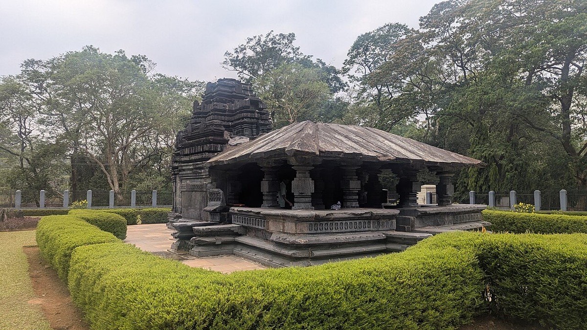 Mahadev Temple, Tambdi Surla